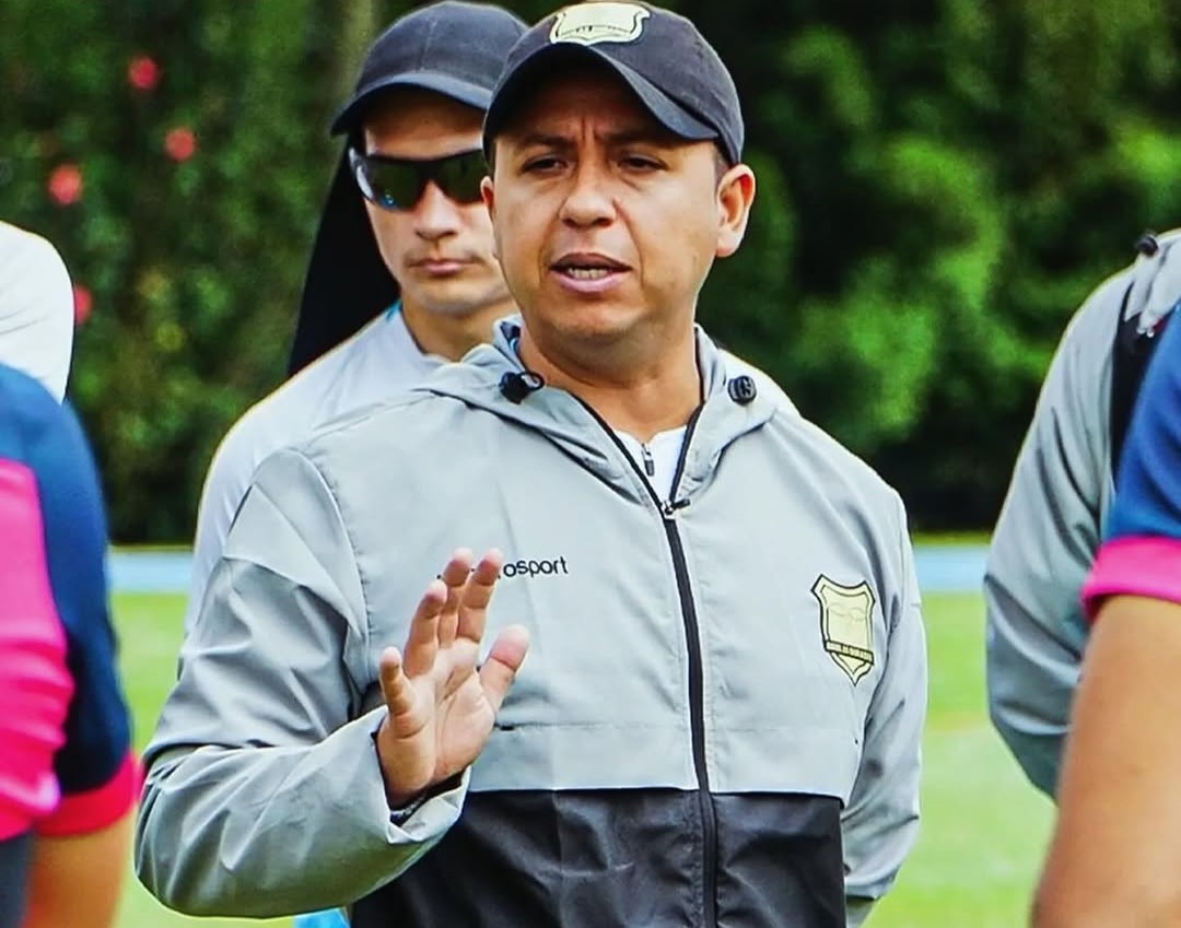 Aucas anuncia la llegada del entrenador colombiano Juan Pablo Buch.