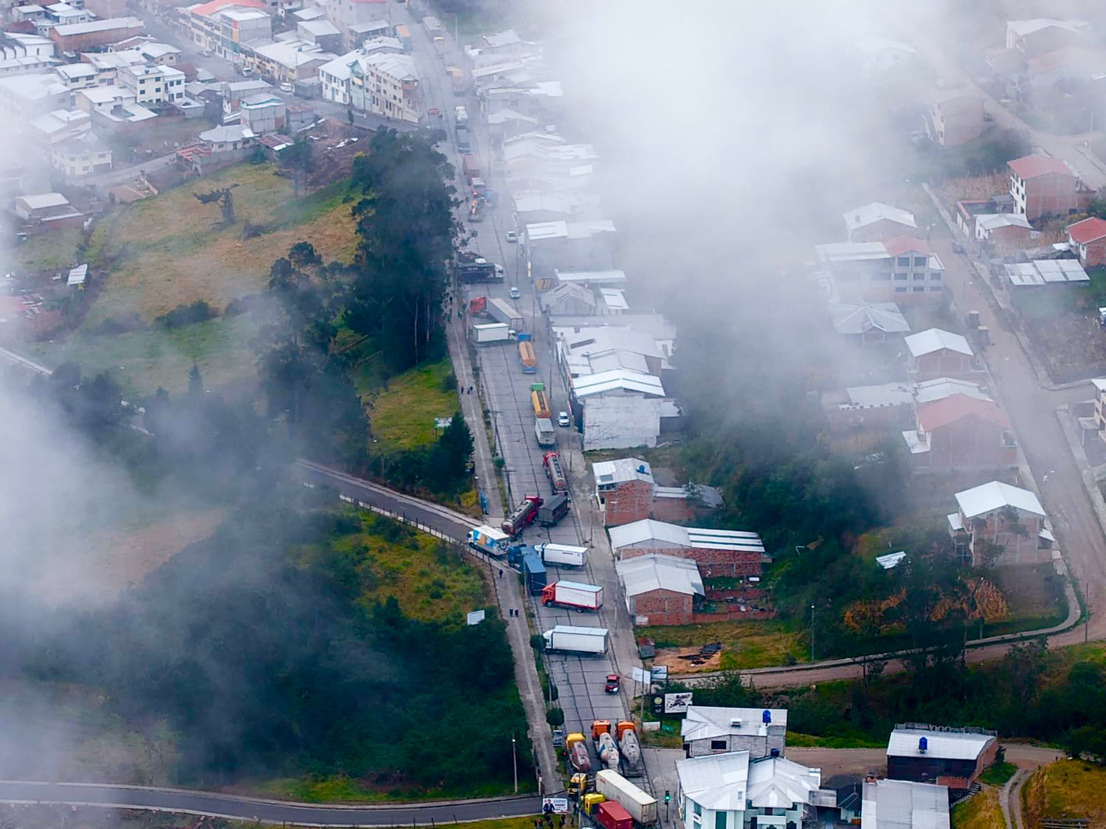 Autoridades advierten de alto riesgo por acumulación de tanqueros cargados con gas y gasolina en Suscal, Cañar, por cierres del paro nacional