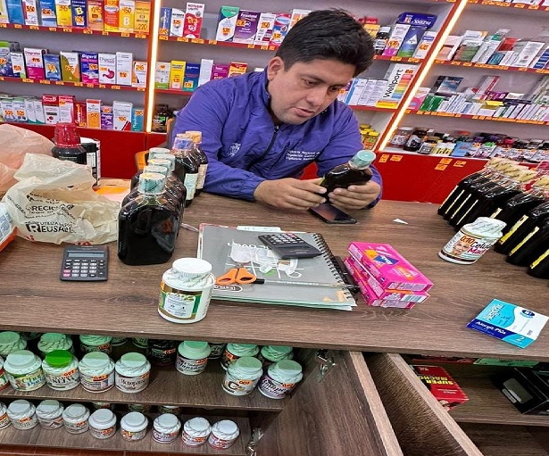 Arcsa clausura farmacia de Santa Elena por ofertar más de 7 mil productos naturales irregulares