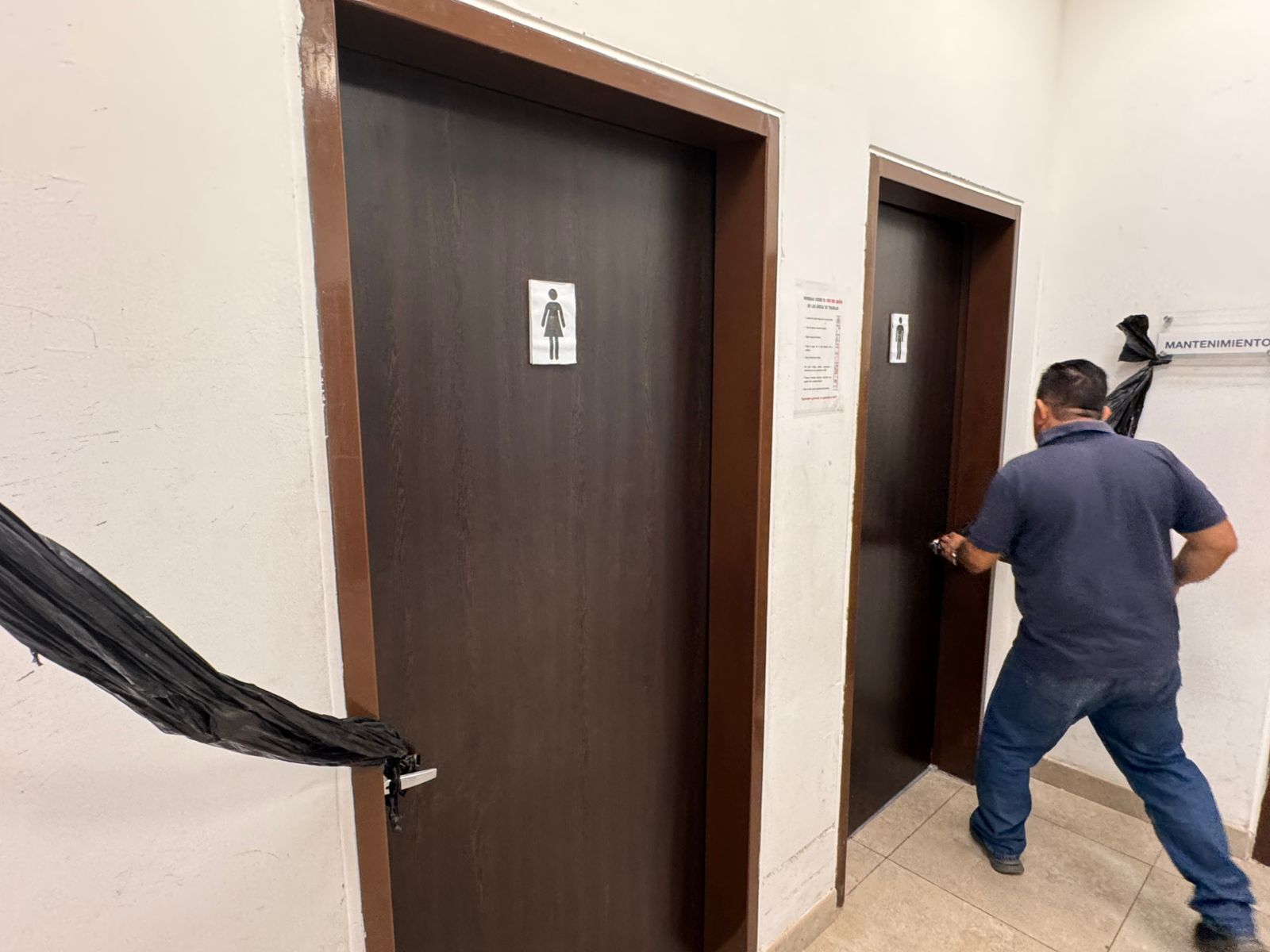 Denuncian condiciones caóticas en el CAC Portoviejo 10 de 12 baños inoperativos y sin personal de limpieza