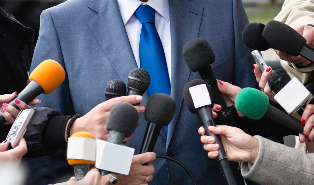 Economistas instan a Gobiernos a invertir en modelos sostenibles que protejan a medios de comunicación en la era de la IA