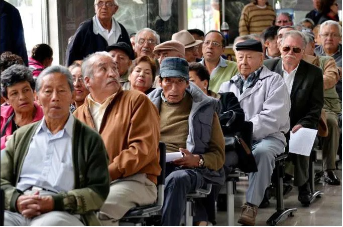 Ecuador adelanta pago de decimotercer sueldo a funcionarios y jubilados.