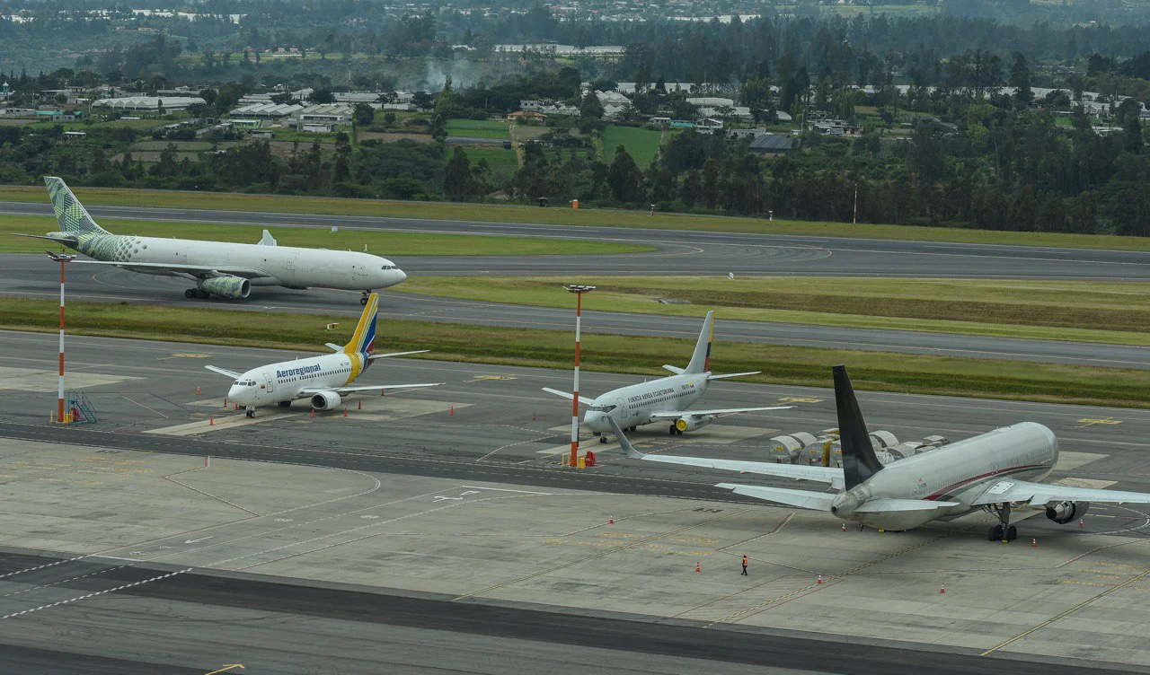 Ecuador registra un aumento del 40 % en vuelos nacionales e internacionales entre enero y agosto de 2025