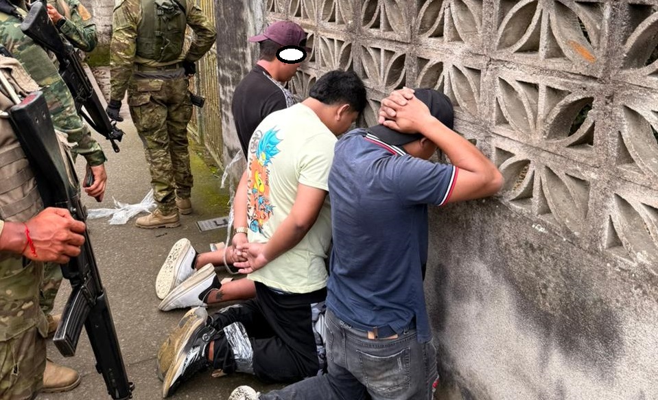 Ejército Ecuatoriano libera a secuestrados y captura a tres sospechosos en Santo Domingo