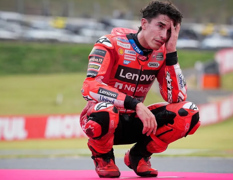 El piloto español Marc Marquez, reciente campeón mundial de MotoGP 2025, sufrió una fractura en la base del hombro derecho.