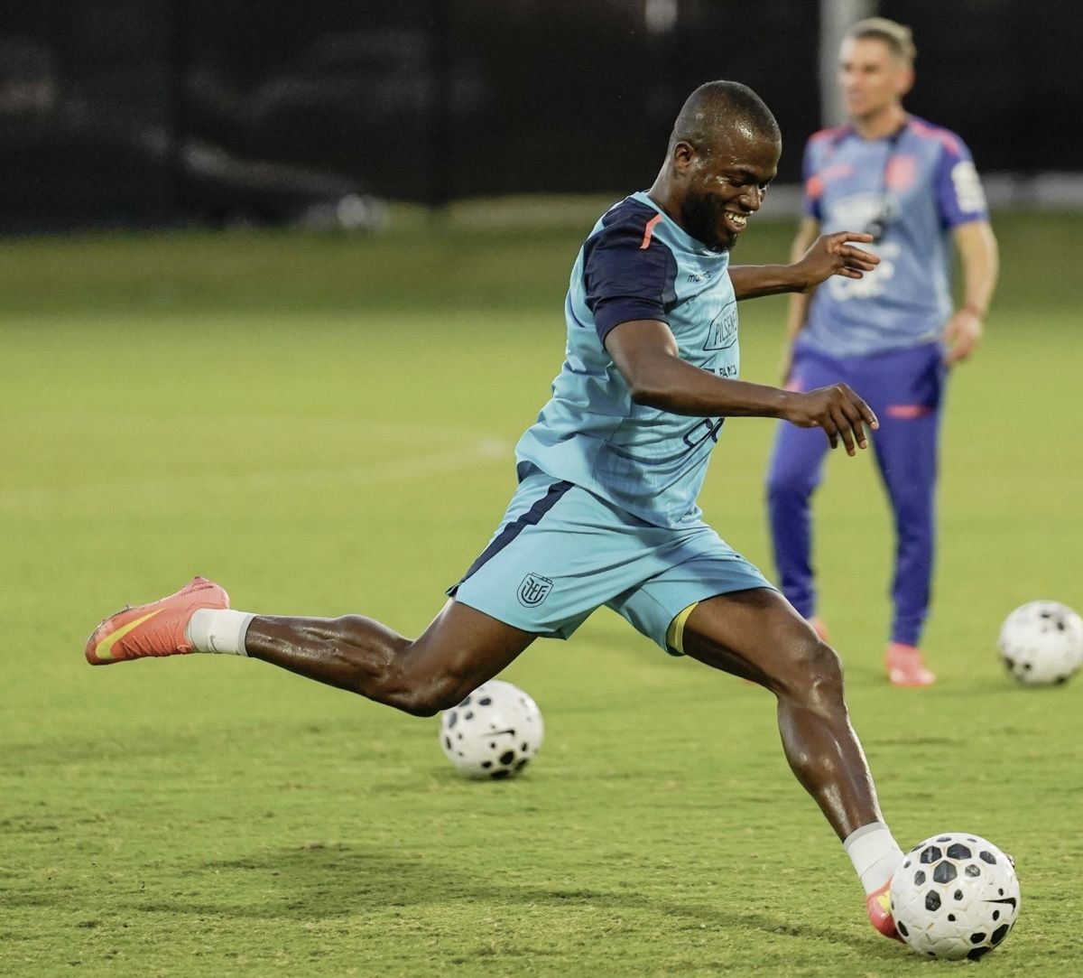 Enner Valencia trabaja en definición ante la mirada del seleccionador Sebastián Beccacece.