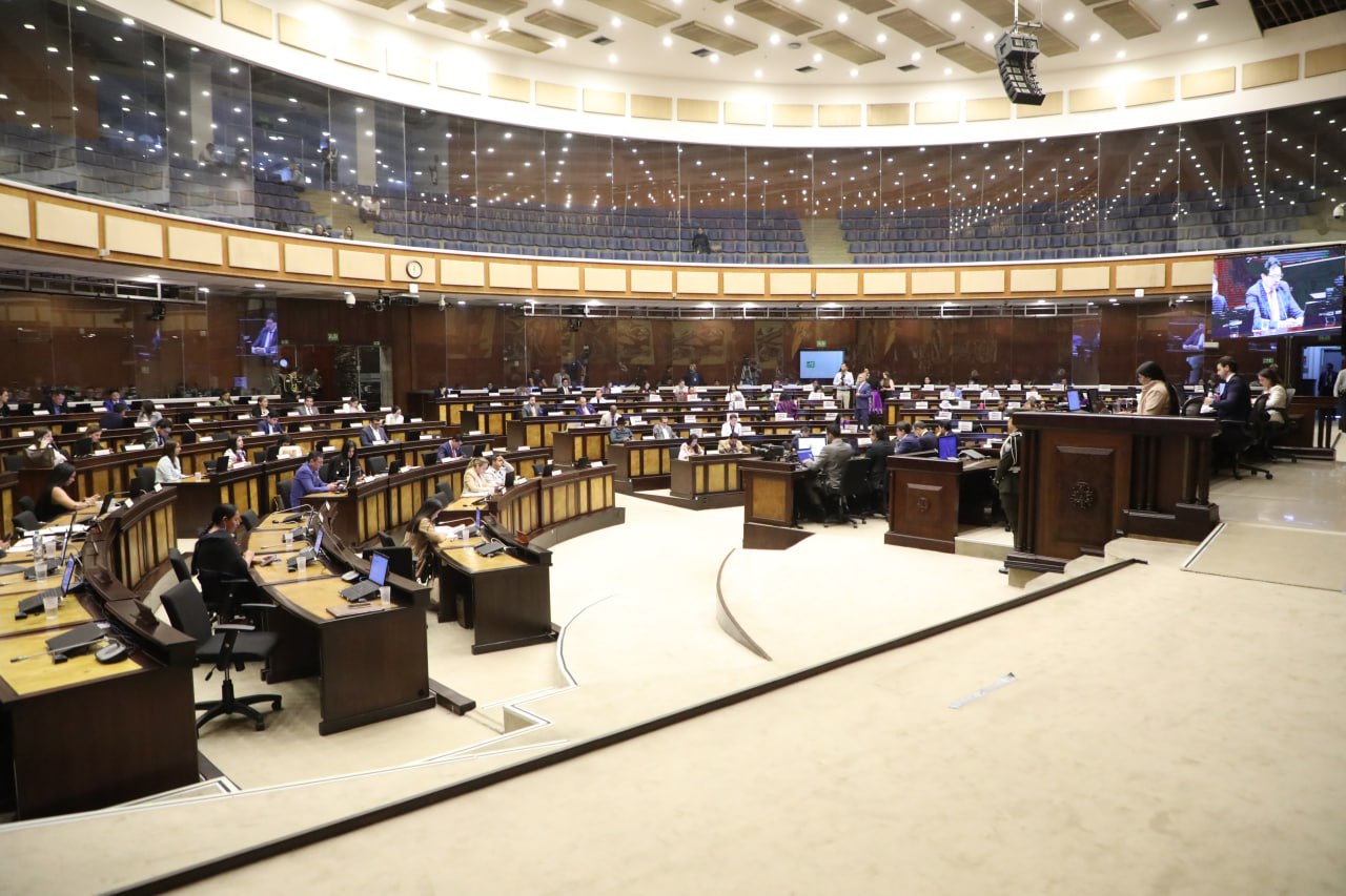 La propuesta busca reducir significativamente el tamaño de la Asamblea Nacional, que actualmente cuenta con 151 asambleístas. FOTO: @AsambleaEcuador.