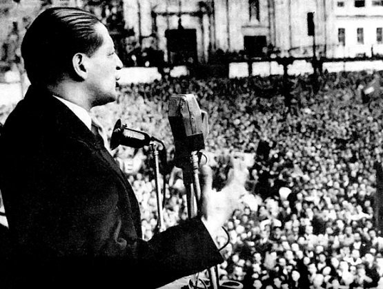 1948 Bogotá (Colombia) es asesinado el político liberal y candidato a la presidencia Jorge Eliécer Gaitán, hecho que desata la revuelta conocida como "El Bogotazo".