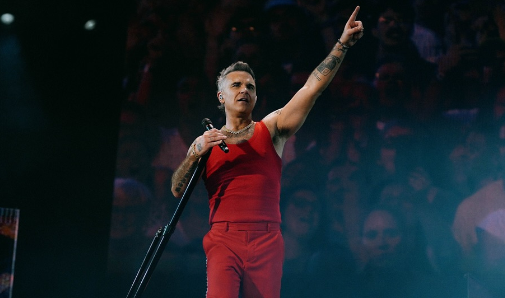 Le aterra actuar en vivo El cantante Robbie Williams revela que padece síndrome de Tourette