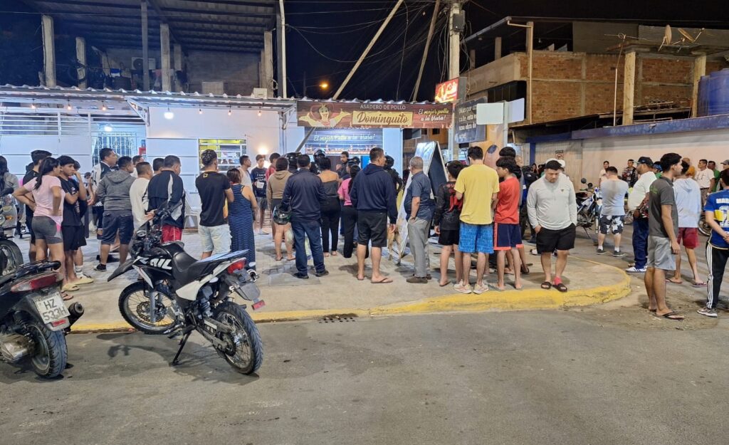 Los moradores de la ciudadela Las Orquídeas de Portoviejo se aglomeraron en los alrededores del negocio.