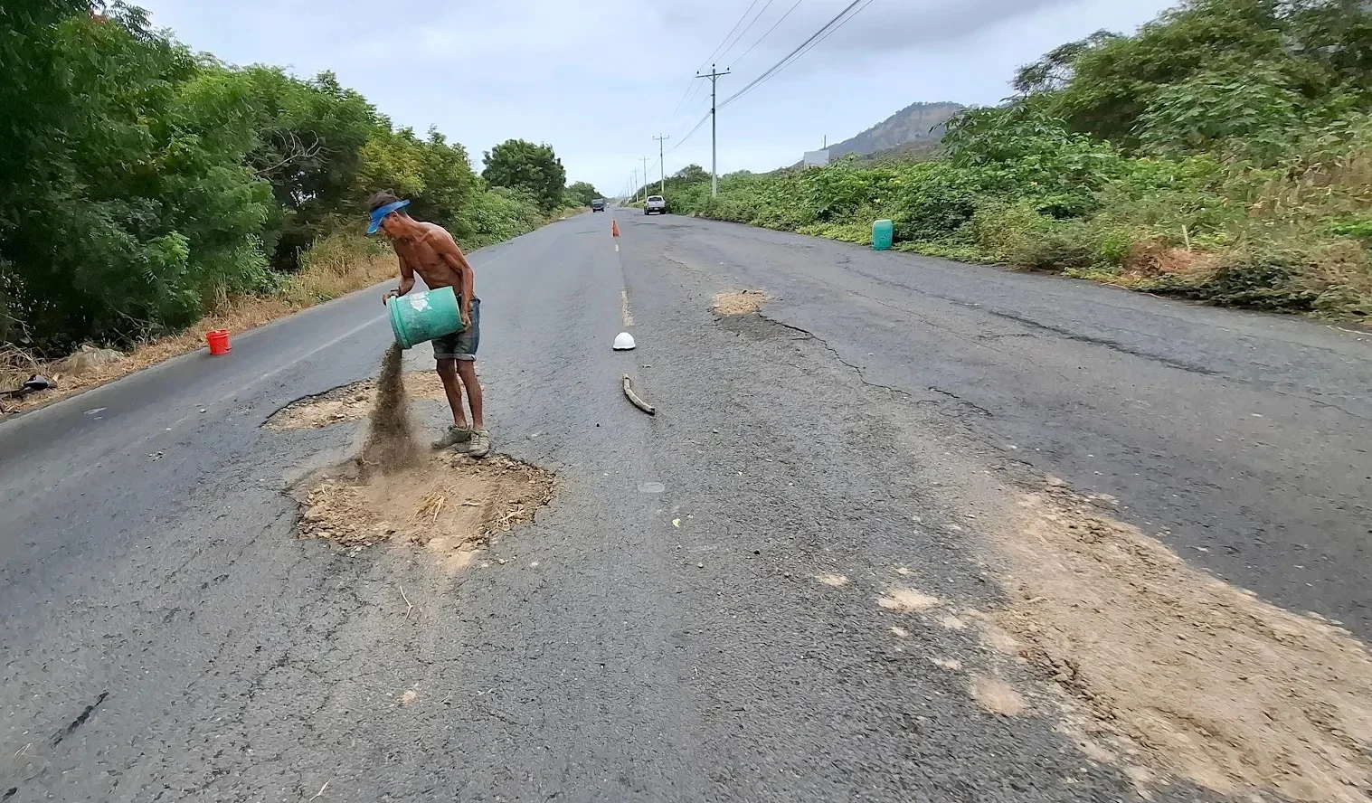 'Ministro' y otros ciudadanos se ponen a tapar huecos ante la cantidad de vías dañadas en Manabí