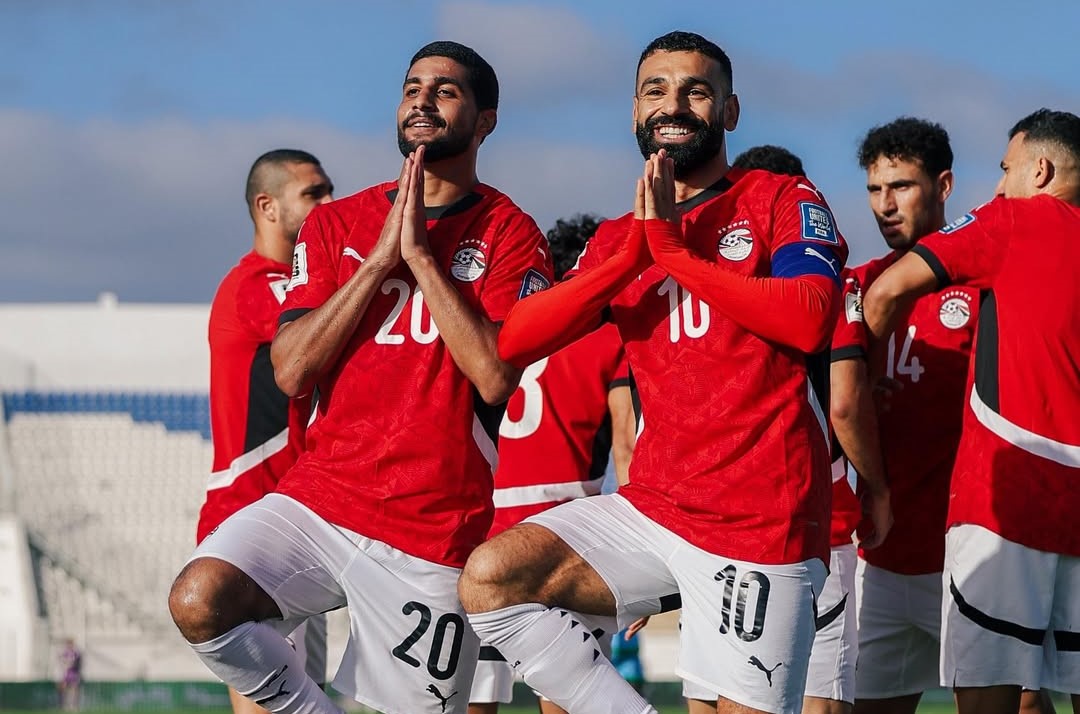 Mohamed Salah (derecha) celebra con Ibrahim Adel uno de sus goles que clasificó a Egipto al Mundial 2026.