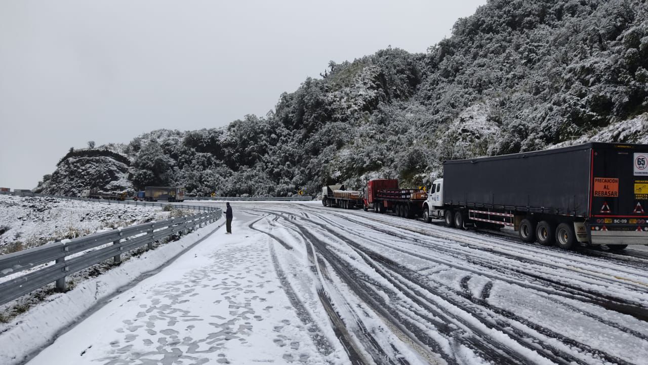 Nevada obliga al cierre total de la vía Baeza en Papallacta, confirma ECU 911