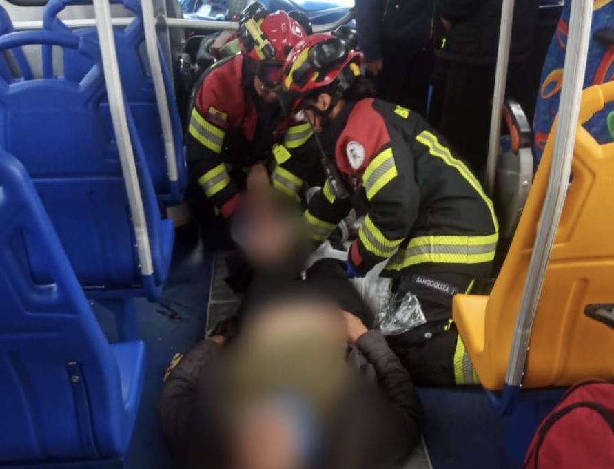Nueve personas resultaron heridas este miércoles tras el choque de dos buses urbanos en la intersección de la avenida Simón Bolívar
