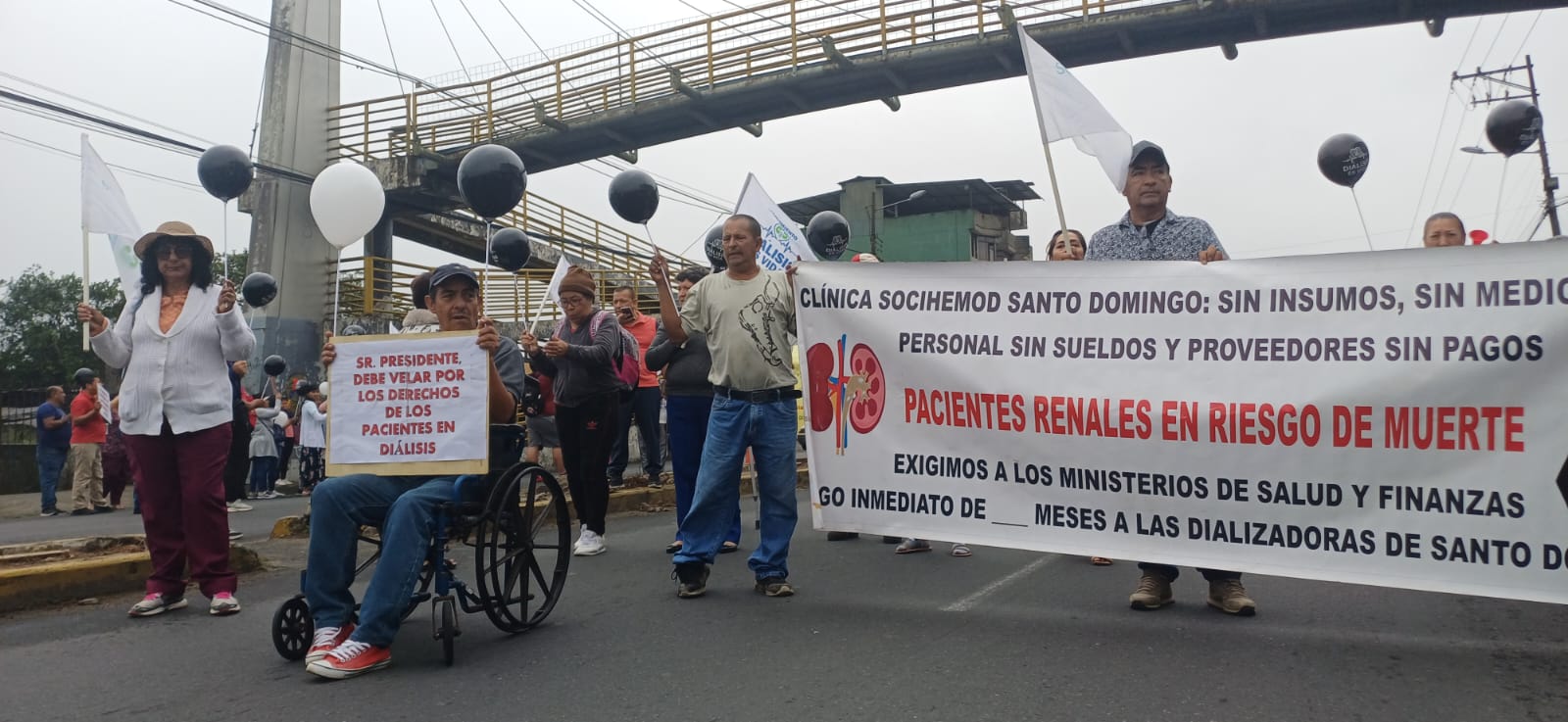 Pacientes renales de Santo Domingo protestan por falta de pago del Ministerio de Salud