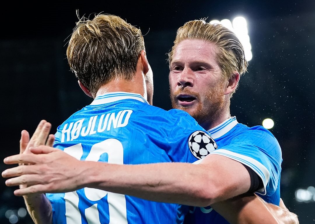 Rasmus Hojlund, quien marcó un doblete celebra con Kevin De Bruyne