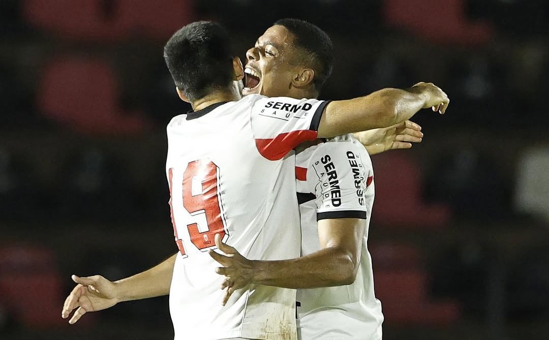 Ronie Carrillo anota gol agónico y da victoria clave a Botafogo-SP en la Serie B