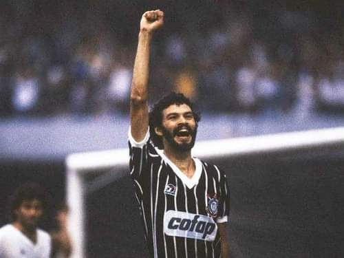 El 4 de diciembre de 2011, el futbolista, médico y activista brasileño Sócrates falleció en São Paulo a los 57 años. Considerado uno de los mejores mediocampistas de todos los tiempos, marcó 22 goles con la selección brasileña.