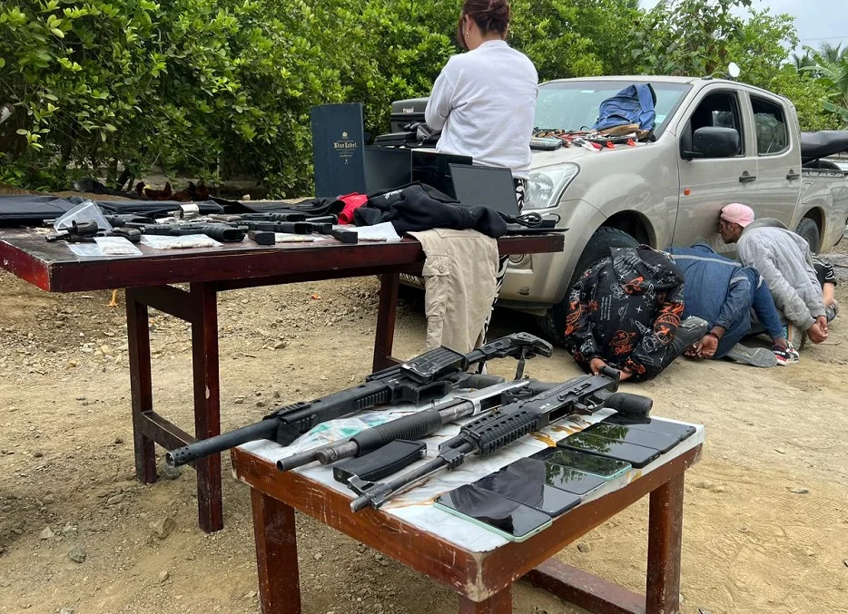Siete personas, incluido un menor de edad, fueron aprehendidas este miércoles en el sitio Mejía de Portoviejo. Esto tras una serie de allanamientos