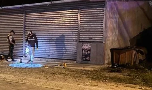 Terror en la madrugada: triple crimen en Santo Domingo deja tres muertos y una mujer herida