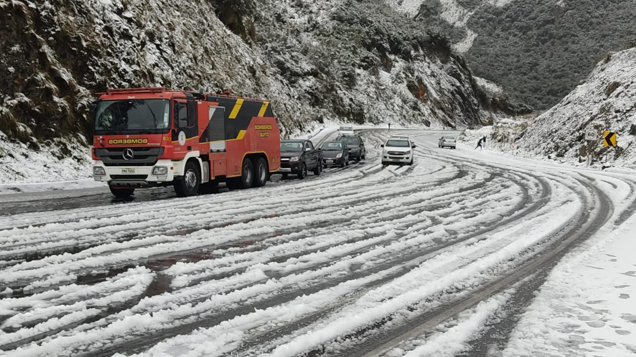 Vía Baeza en Papallacta se habilita tras intensa nevada que afectó el tránsito