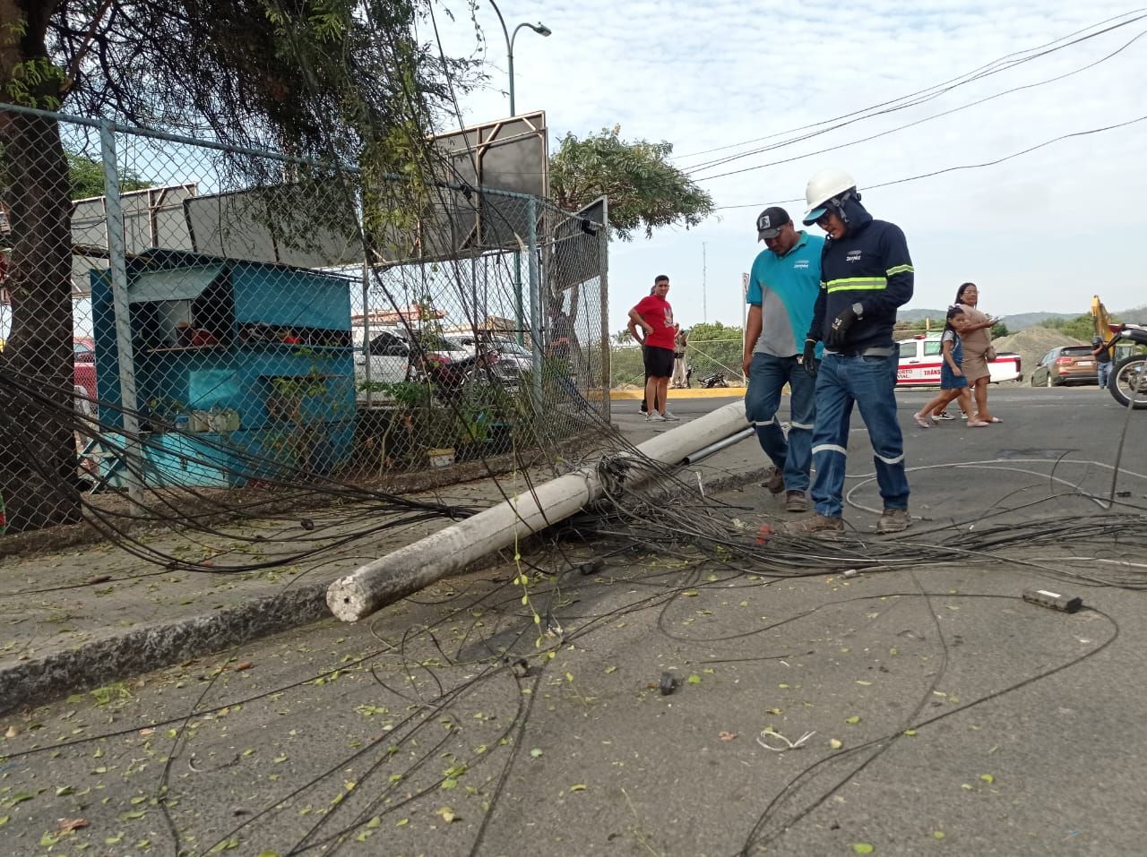 Volqueta derriba dos postes y deja sin internet a un sector de Portoviejo