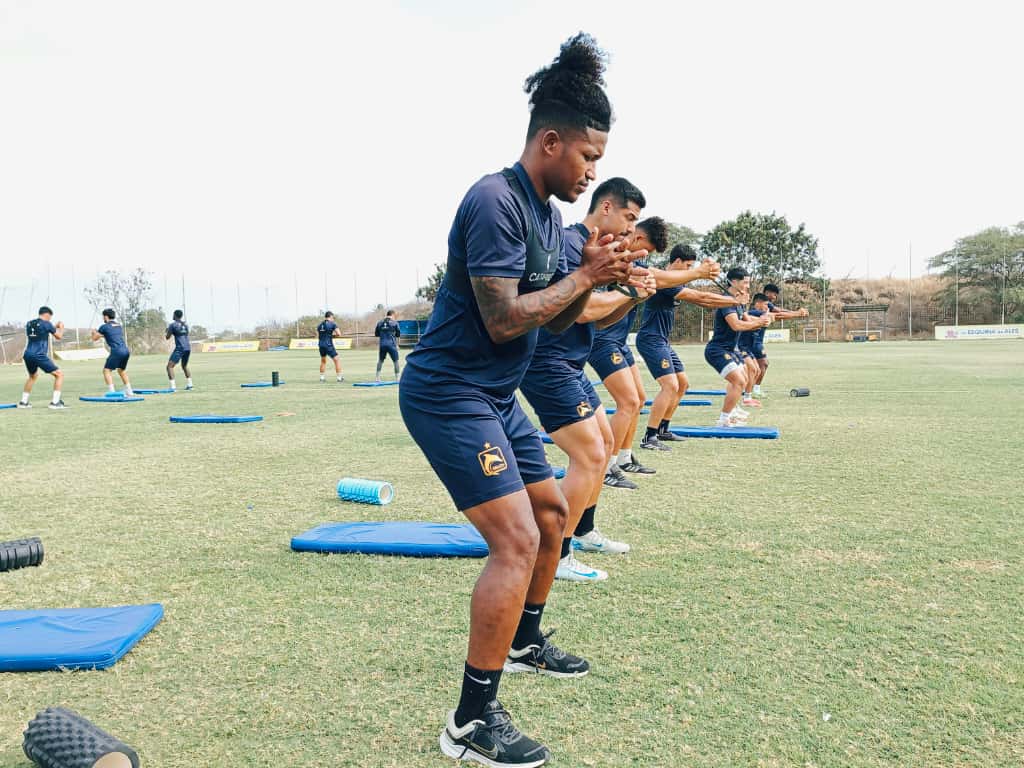 Jugadores de Delfín SC en un entrenamiento en Los Geranios. FOTO: Delfín SC.