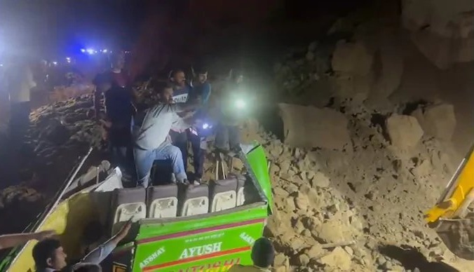 Tragedia en India: un autobús queda sepultado por un derrumbe y deja al menos 18 muertos