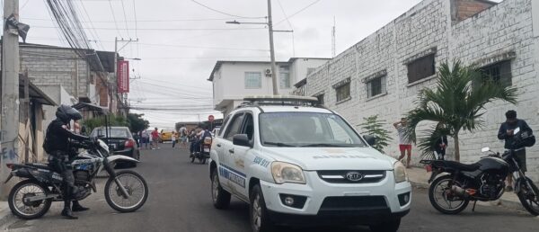 Un psicólogo resultó gravemente herido tras ser atacado con un vidriopor un estudiante dentro en centro educativo en Manta.