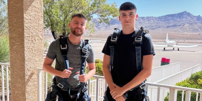 Mitchell Deakin y su instructor sobreviven a caída libre tras falla de paracaídas