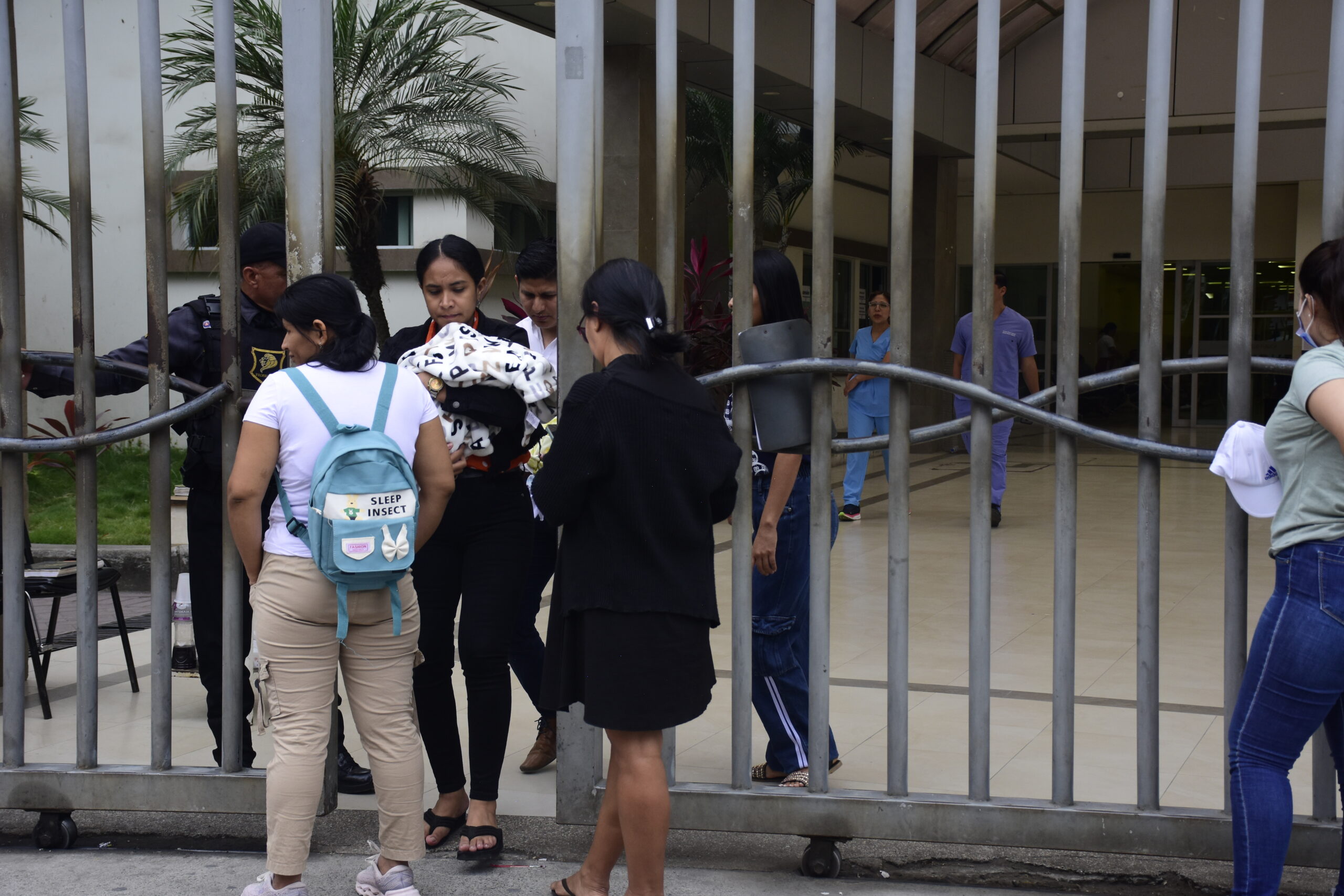 ¿Sin comida en el hospital Usuarios del Verdi Cevallos de Portoviejo denuncian suspensión del servicio de alimentos