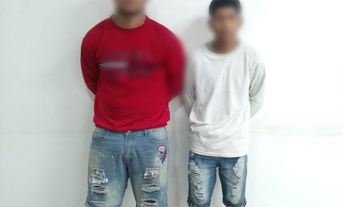 Hombres detenidos son acusados de robar vehículos.