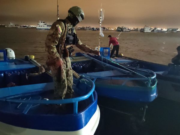 Militares incautaron combustible ilegal en la parroquia San Mateo de Manta.