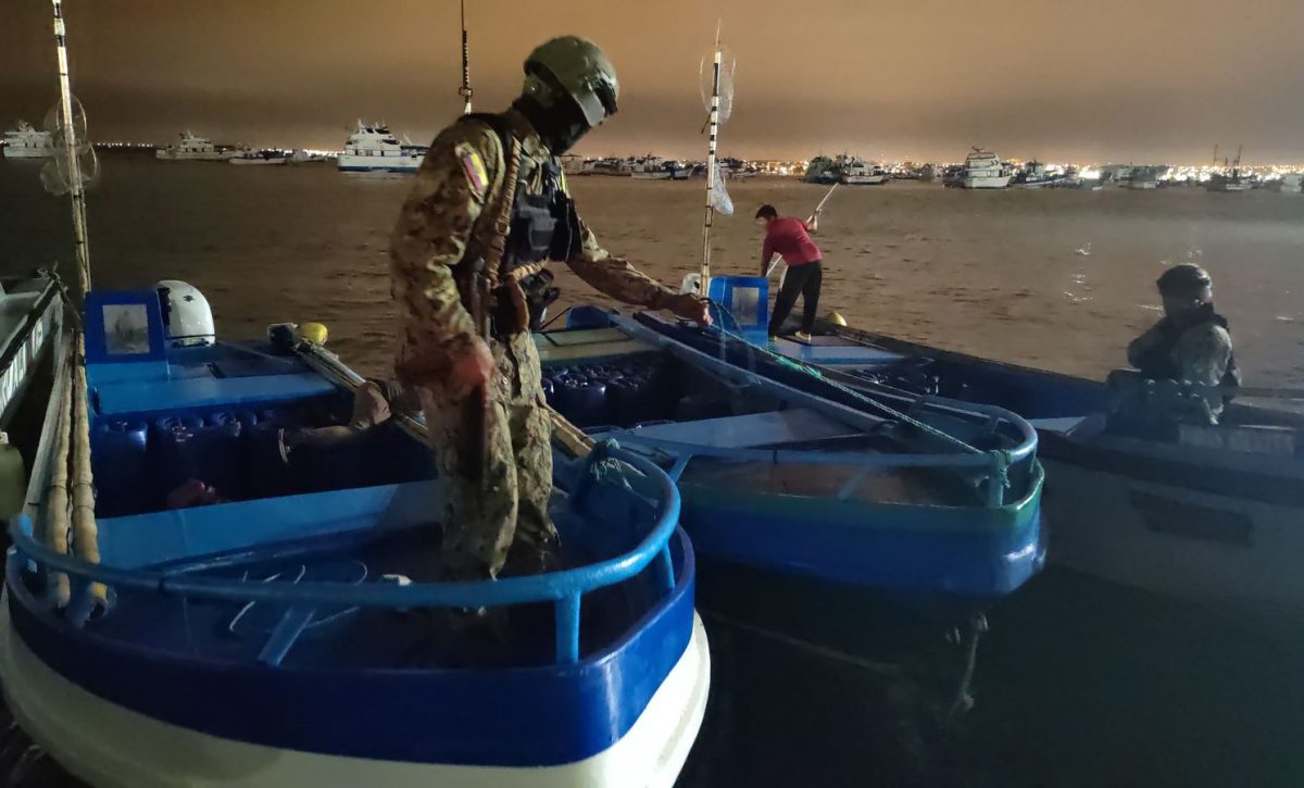 Militares incautaron combustible ilegal en la parroquia San Mateo de Manta.