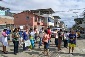 Moradores recorrieron las principales calles del sector, mientras varios tanqueros de la empresa Aguas Manta arribaron a la ciudadela a entregar agua potable a varias casas.