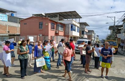 Moradores recorrieron las principales calles del sector, mientras varios tanqueros de la empresa Aguas Manta arribaron a la ciudadela a entregar agua potable a varias casas.