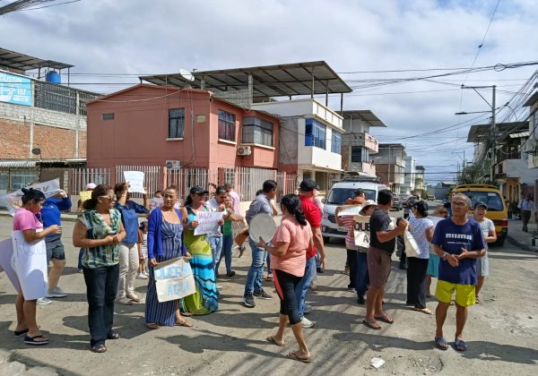 Moradores recorrieron las principales calles del sector, mientras varios tanqueros de la empresa Aguas Manta arribaron a la ciudadela a entregar agua potable a varias casas.
