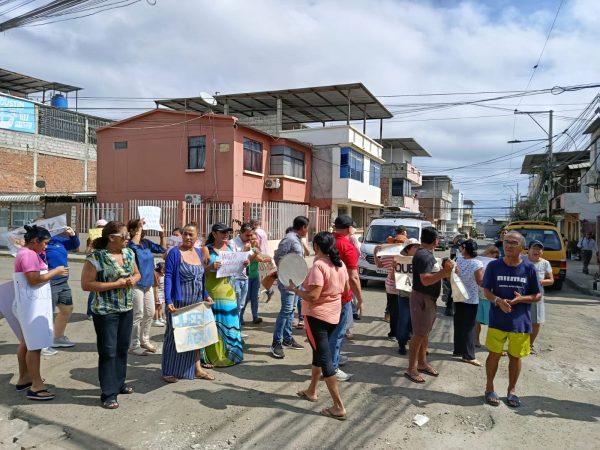 Moradores recorrieron las principales calles del sector, mientras varios tanqueros de la empresa Aguas Manta arribaron a la ciudadela a entregar agua potable a varias casas.