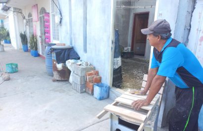 Javier Cevallos mientras esperaba que un tanquero pase frente a su casa, para poder comprar agua.
