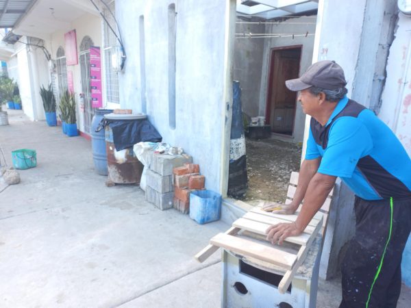 Javier Cevallos mientras esperaba que un tanquero pase frente a su casa, para poder comprar agua.