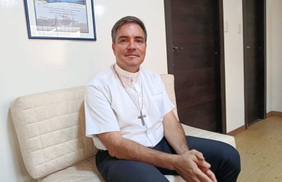 Andrés Drouet Salcedo es un sacerdote católico  fundador de la Unidad Educativa Nazaret y la Fundación Comunidad de Reinserción en Esperanza y Amor (CREA).