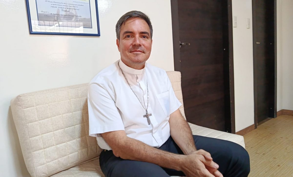 Andrés Drouet Salcedo es un sacerdote católico  fundador de la Unidad Educativa Nazaret y la Fundación Comunidad de Reinserción en Esperanza y Amor (CREA).
