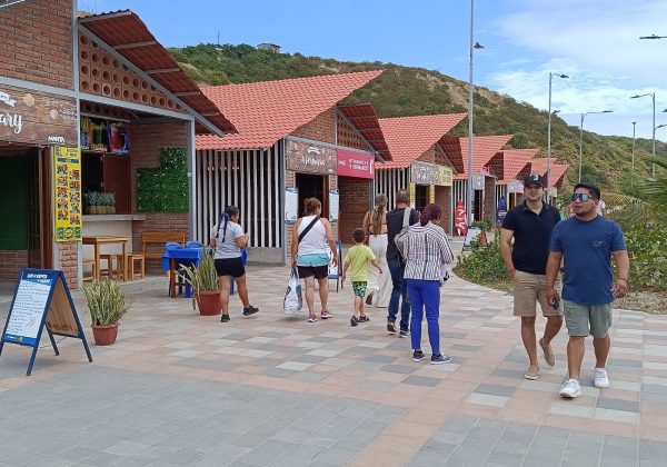 El malecón de San Mateo ha mejorado, pero comerciantes y cuidadores de carros aún enfrentan desafíos en su actividad.