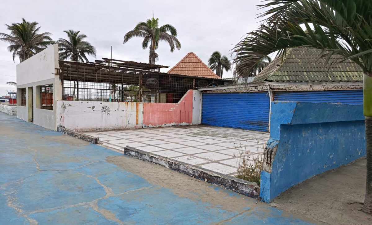 La falta de mantenimiento en el Malecón Escénico impacta negativamente en el turismo que llega a este lugar de Manta.