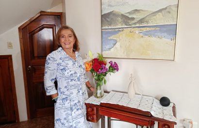 Amalia Reyes, una maestra jubilada, sigue contribuyendo a su comunidad con voluntariado para adultos mayores.