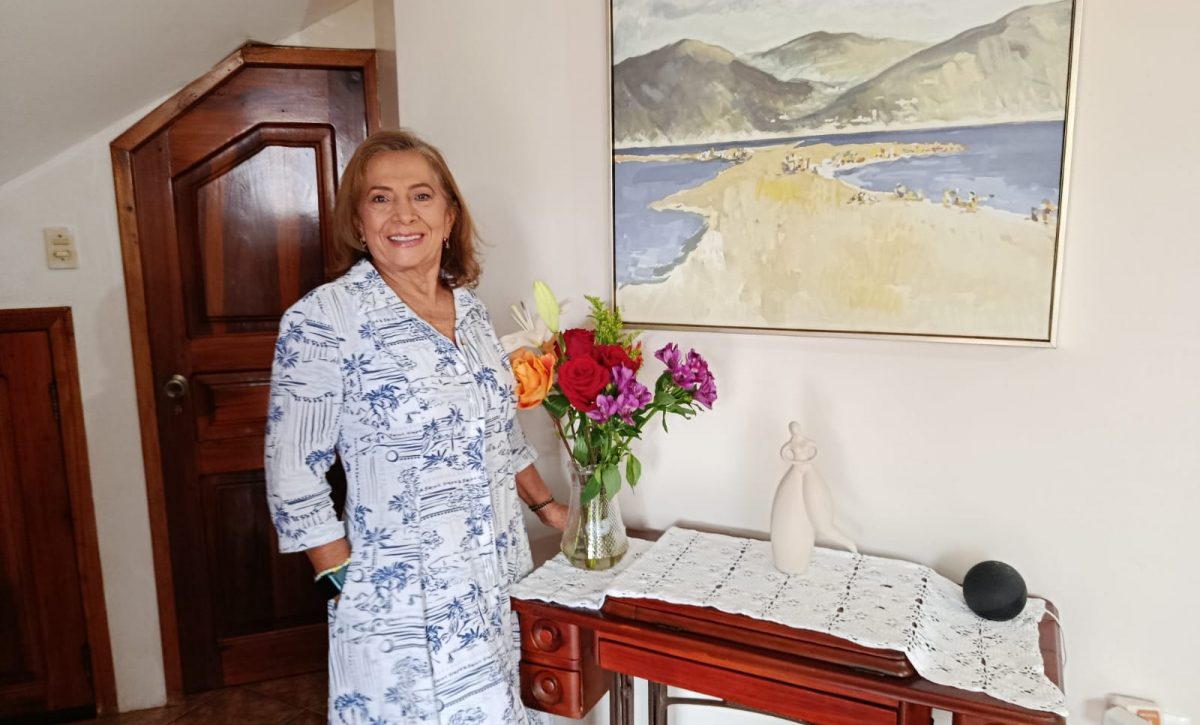 Amalia Reyes, una maestra jubilada, sigue contribuyendo a su comunidad con voluntariado para adultos mayores.