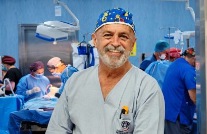 Pancho Punina dirige los 365 días del año Operación Sonrisa. En sus ratos libre disfruta de la música y lee.