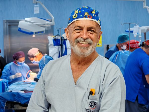 Pancho Punina dirige los 365 días del año Operación Sonrisa. En sus ratos libre disfruta de la música y lee.