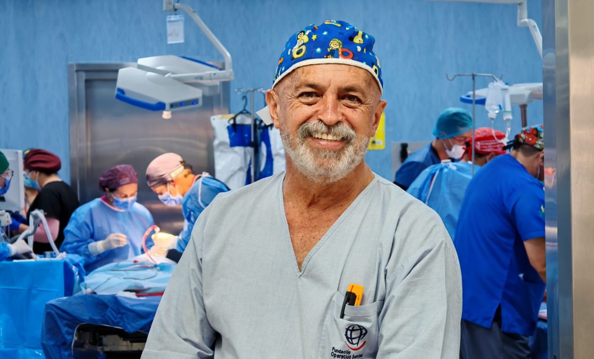 Pancho Punina dirige los 365 días del año Operación Sonrisa. En sus ratos libre disfruta de la música y lee.