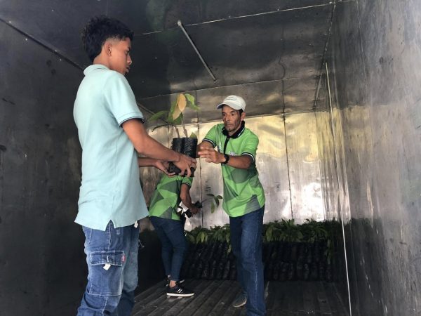Los alumnos de la carrera de agronomía también brindan asistencia técnica a los agricultores de cacao.